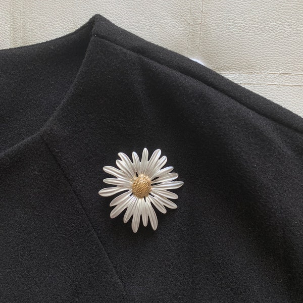 Elegante Vintage Metall Pflanze Daisy Blumen Broschen Pin für Frauen Mann Kragen Kleidung Accessoires Anzug Schal Clip Schmuck Geschenke