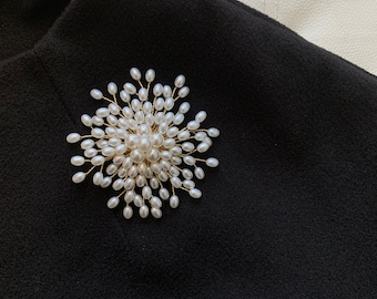 Neue Kreative Luxus Perle Broschen Pins Für Frauen Elegante Strass Schneeflocken Blume Zubehör Dame Hochzeit Geschenk