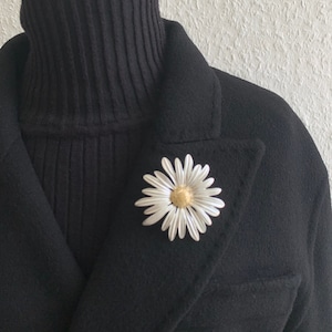 Elegant Vintage Metal Daisy Flowers Brooches Pin Collar Accessories Suit Scarf Clip  Brosche Blumen Christmas gift party wedding