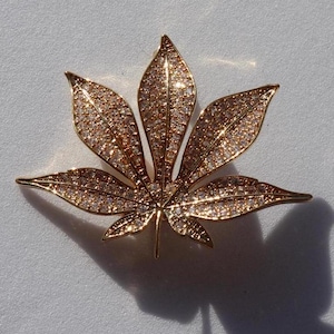 Luxus Voll Strass Ahornblatt Broschen Für Frauen Vintage Ahornblätter Revers Pins Elegante Pflanze Corsage Party Schmuck büro tragen