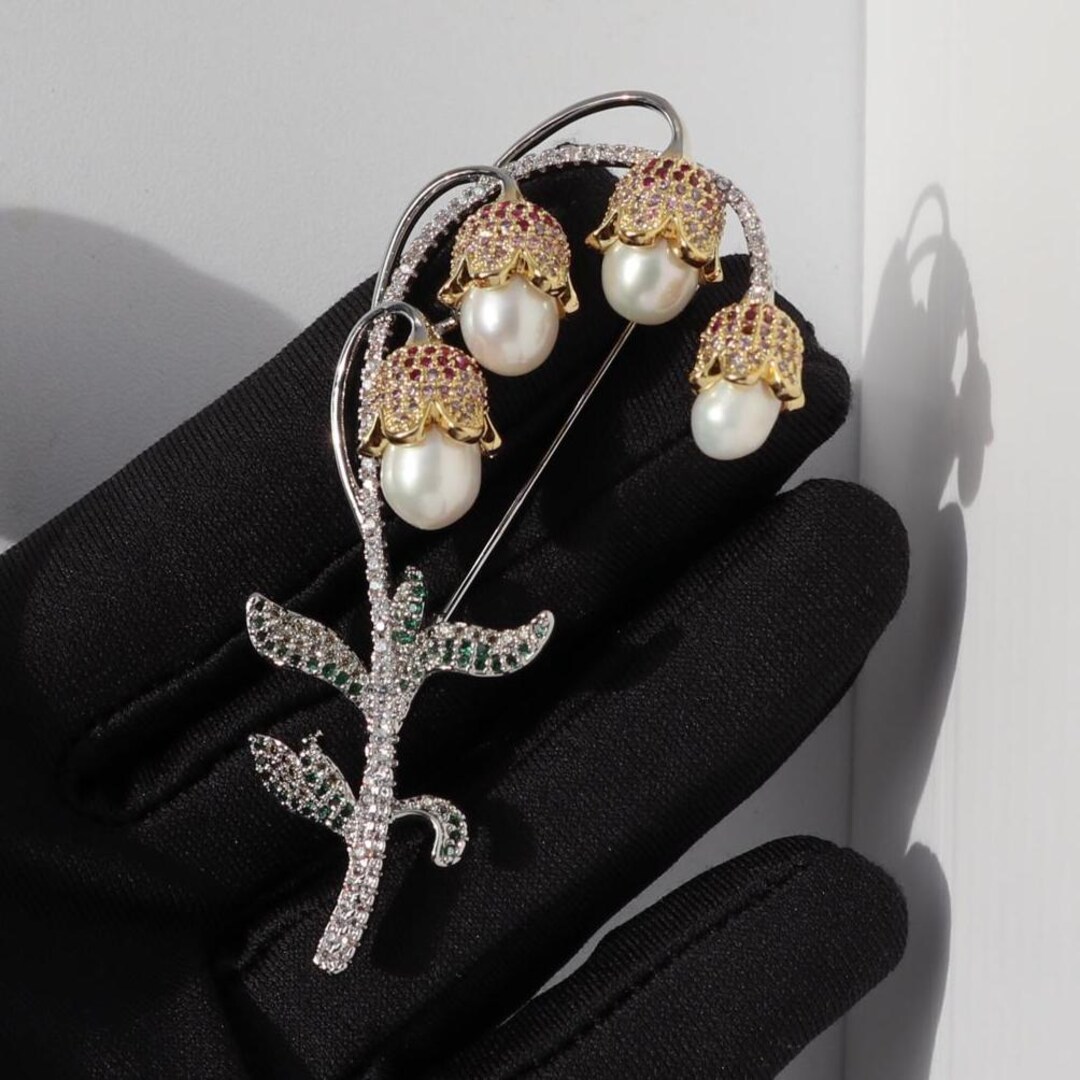 赤と白の花のブローチ：ジルコンフラワーピン、ウェディングジュエリー