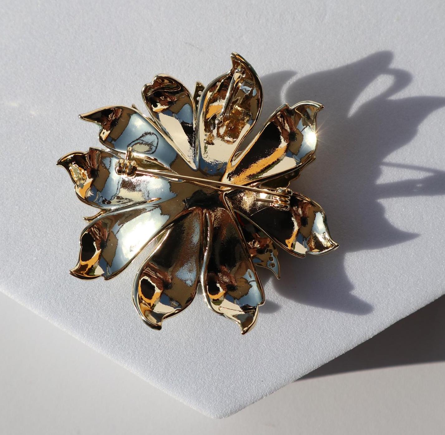 Broche Fleur Camélia émaillée Avec Zircon - Plaqué Or Jaune, Cristaux Scintillants - Neuve Avec étiquettes