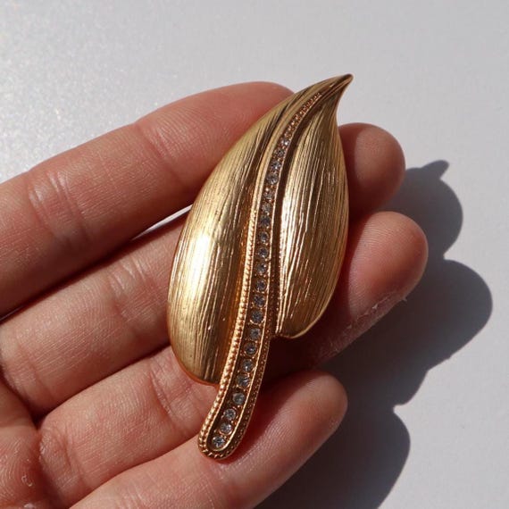 Single Elegant Gold Leaf Brooch Amazon.com: MINGHUA Gentlemen Suit Brooches Simple Elegant  main image 4