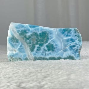 Larimar Scheibe 65g, Roher Blauer Dominikanischer Edelstein mit Quarzstein Ader