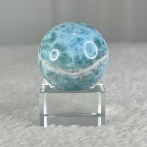 Larimar Sphere 33.1 mm, 55g, Dominikanischer Edelstein in Blau & Petrol mit Milchquarz,