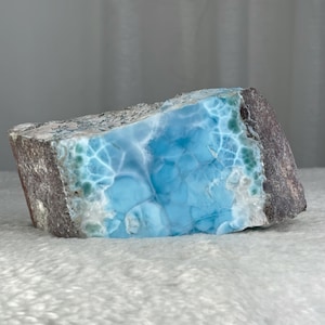 Großer Larimar Rohstein 877g, AAA Halb-Polierter Blauer Dominikanischer Edelstein