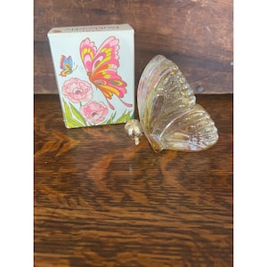 Decantador vacío de vidrio iridiscente con forma de mariposa de la colonia Somewhere de Avon, caja de 1.5 oz.