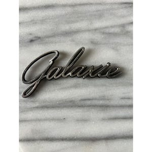 Puede incluir: Conjunto de tres jarrones de cerámica verde de diferentes alturas y formas. Acabado mate. El jarrón más alto mide unos 25 cm, el mediano 20 cm y el más pequeño 15 cm.