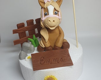 Fondant Figur Kuchendeko Pferd Horse Mädchen Weide Wendy Tortendeko Geburtstag Onlineshop https://www.creativebyvio.de