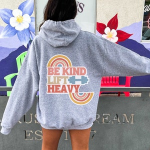 Sudadera con capucha pesada Be Kind Lift, cubierta de bomba de gimnasio, mamá muscular, sudadera con capucha de levantamiento de pesas, chica de gimnasio, sudadera de levantamiento, sudadera con capucha linda de gimnasio, regalo de amante del gimnasio
