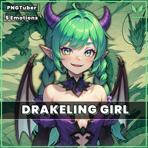 以下が含まれることがあります： いたずらっぽい笑顔をした、緑色の髪、紫色の角、翼を持つ女の子のデジタルイラスト。彼女は緑と黒の襟のある紫と黒のドレスを着ています。背景は緑と茶色のドラゴン鱗模様です。画像の下部に「DRAKELING GIRL」というテキストがあります。