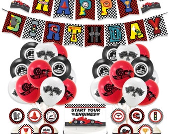 Può includere: Un set di decorazioni per feste di compleanno a tema scacchi bianco e nero. Il set include uno striscione che dice "Buon compleanno", palloncini a tema corse automobilistiche, cupcake con decorazioni a tema corse automobilistiche e una torta con un design a scacchi bianco e nero. Lo striscione include anche il testo "Avvia i motori".