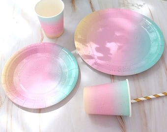 Puede incluir: Un juego de platos y vasos de papel de color pastel con un diseño degradado de arcoíris. Los platos y vasos son perfectos para una fiesta de cumpleaños u otra celebración.