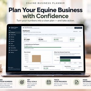 Könnte beinhalten: Ein Laptop zeigt ein Equine Business Planner Dashboard mit Finanzdaten, Umsatzzielen und Diagrammen. Der Bildschirm enthält Text wie Plan Your Equine Business with Confidence, Dashboard und verschiedene Kennzahlen. Unter dem Laptop befinden sich vier Symbole mit Text: See Your Numbers, Set Real Goals, Track Your Progress und Make Informed Decisions.