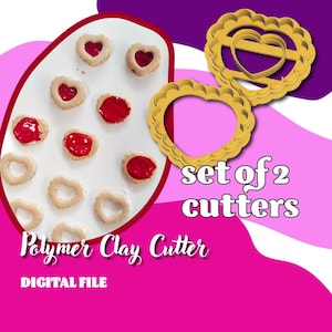 Puede incluir: Un juego de dos cortadores de arcilla polimérica dorados en forma de corazón. Los cortadores se muestran sobre una superficie blanca con varias galletas en forma de corazón decoradas con glaseado rojo. El texto "set of 2 cutters" y "Polymer Clay Cutter" es visible en la imagen.