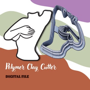 Peut inclure: Un contour blanc d'un torse avec les bras croisés sur la poitrine, à côté d'un emporte-pièce en métal. Le texte "Polymer Clay Cutter" et "DIGITAL FILE" sont affichés sur un fond marron.