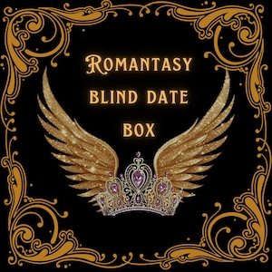 Op de afbeelding: Een gouden en zwarte doos met de tekst "Romantasy Blind Date Box" en een gouden kroon met paarse edelstenen en gouden vleugels.