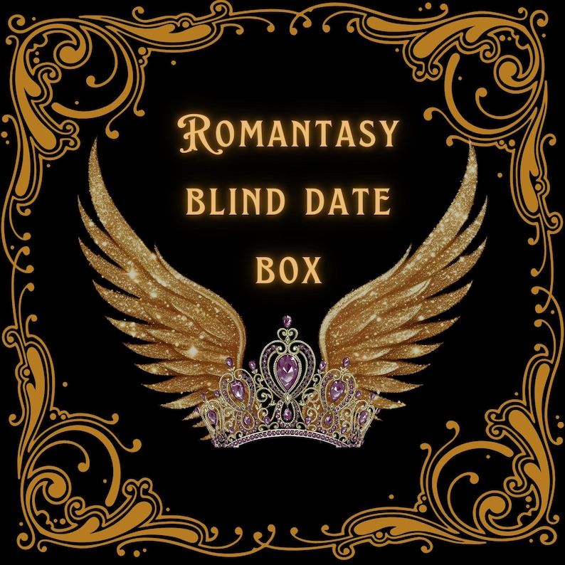 Op de afbeelding: Een gouden en zwarte doos met de tekst "Romantasy Blind Date Box" en een gouden kroon met paarse edelstenen en gouden vleugels.