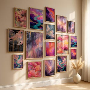 Puede incluir: Una colección de impresiones artísticas abstractas enmarcadas en varios tamaños. La obra de arte presenta colores vibrantes como el rosa, el morado y el dorado, con patrones fluidos en forma de nube. Los marcos son de color madera clara y la disposición está en una pared neutra.