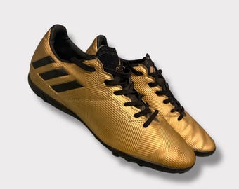 Adidas Messi gouden voetbalsneakers, metallic voetbaltrainers, kunstgrasschoenen, zeldzame gouden Adidas-laarzen, Y2K Blokecore voetbalsneakerarchief