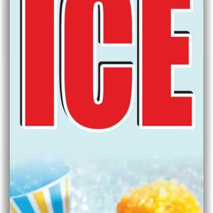 K&ouml;nnte beinhalten: Ein vertikales Schild mit hellblauem Hintergrund und dem roten Schriftzug WATER ICE in fetter Blockschrift. Darunter befinden sich zwei blau-gelb gestreifte Pappbecher, die mit rotem und orangem Wassereis auf einem Bett aus Crushed Ice gef&uuml;llt sind.