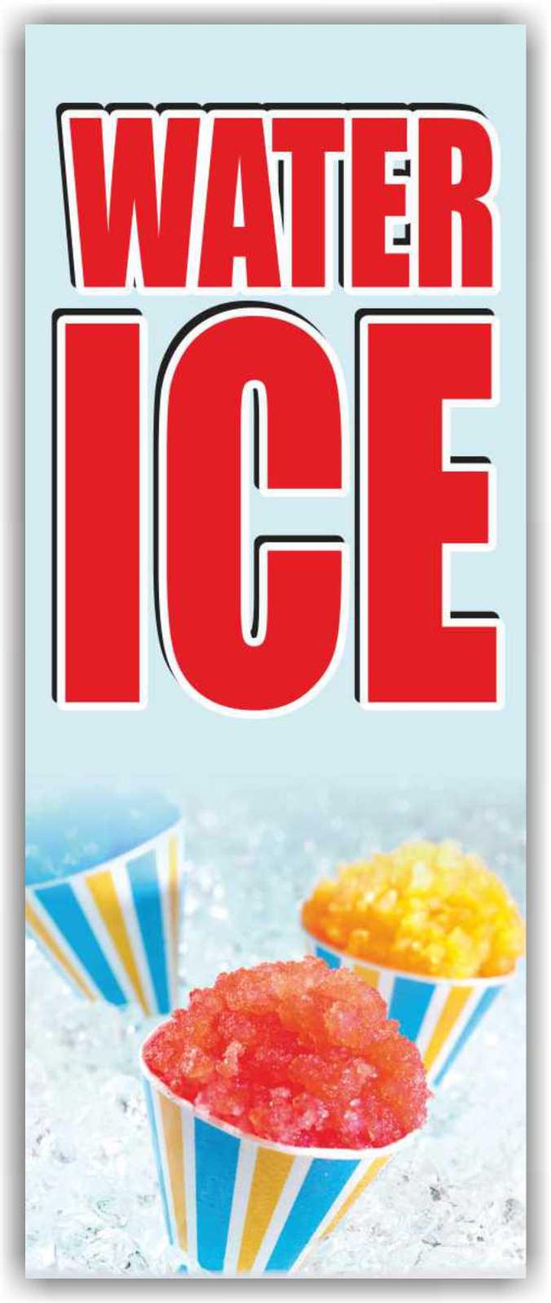 K&ouml;nnte beinhalten: Ein vertikales Schild mit hellblauem Hintergrund und dem roten Schriftzug WATER ICE in fetter Blockschrift. Darunter befinden sich zwei blau-gelb gestreifte Pappbecher, die mit rotem und orangem Wassereis auf einem Bett aus Crushed Ice gef&uuml;llt sind.