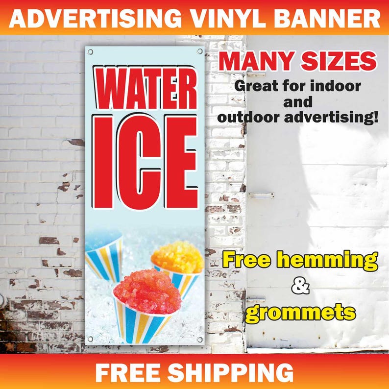 K&ouml;nnte beinhalten: Ein vertikales Werbebanner aus Vinyl mit dem Text WATER ICE in gro&szlig;en roten Buchstaben. Unter dem Text befinden sich drei Pappbecher mit buntem Wassereis. Das Banner verf&uuml;gt &uuml;ber Metall&ouml;sen an den Ecken und einen wei&szlig;en Ziegelhintergrund.