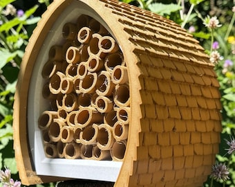 Casa para mariquitas y abejas con tejas, casa para insectos polinizadores, hábitat para insectos de jardín, refugio ecológico para mariquitas y abejas.