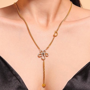 Può includere: Un set di tre tazze in ceramica con smalto color crema screziato. Ogni tazza presenta un diverso motivo floreale dipinto a mano nei toni del blu, verde e giallo. Le tazze hanno una forma semplice e arrotondata e un manico comodo.