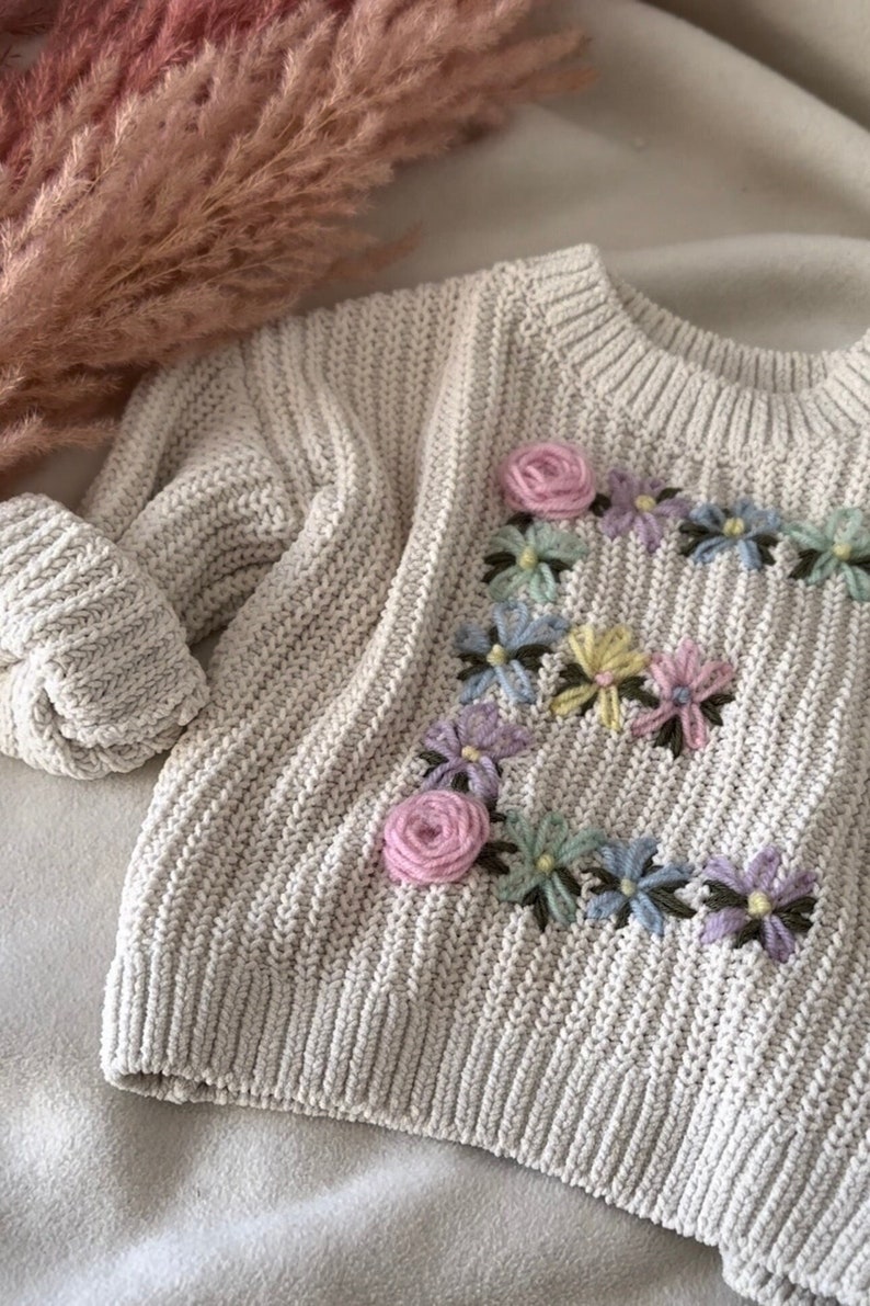 Hand embroidered sweater with letters or names for babies, toddlers, baby shower, baby shower, birthday, gift idea, personalized image 1