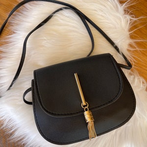 Sac à main ou bandoulière similicuir noir et breloque doré, pochette soirée or