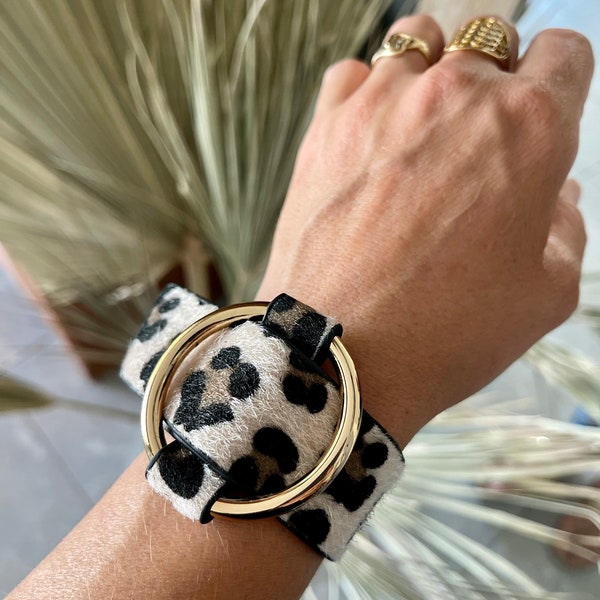 Adjustable leopard fur effect bracelet and round gold metal buckle