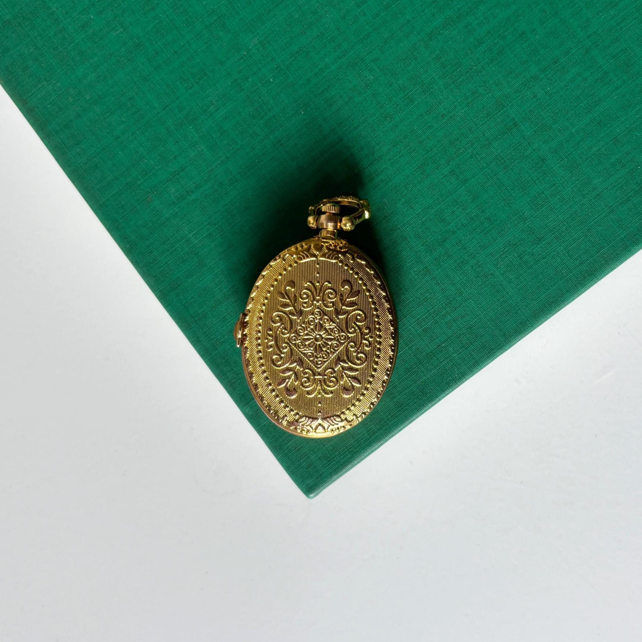 Vintage Gold Tone Quartz Pocket Watch Hidden Dial Roman Numerals Locket Style