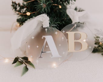 Akrylowy bożonarodzeniowy bauble z inicjałem, bombka choinkowa, spersonalizowana ozdoba choinkowa