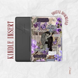 Puede incluir: Una funda transparente para Kindle con un diseño de collage que presenta una pareja abrazándose, flores moradas, mariposas y texto. La funda tiene las palabras "Kindle Insert" y "Digital Download" impresas. El diseño incluye las palabras "I love you".