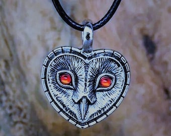 Collier pendentif coeur effraie des cloches | Chouette étain, yeux rouges, tour de cou gothique