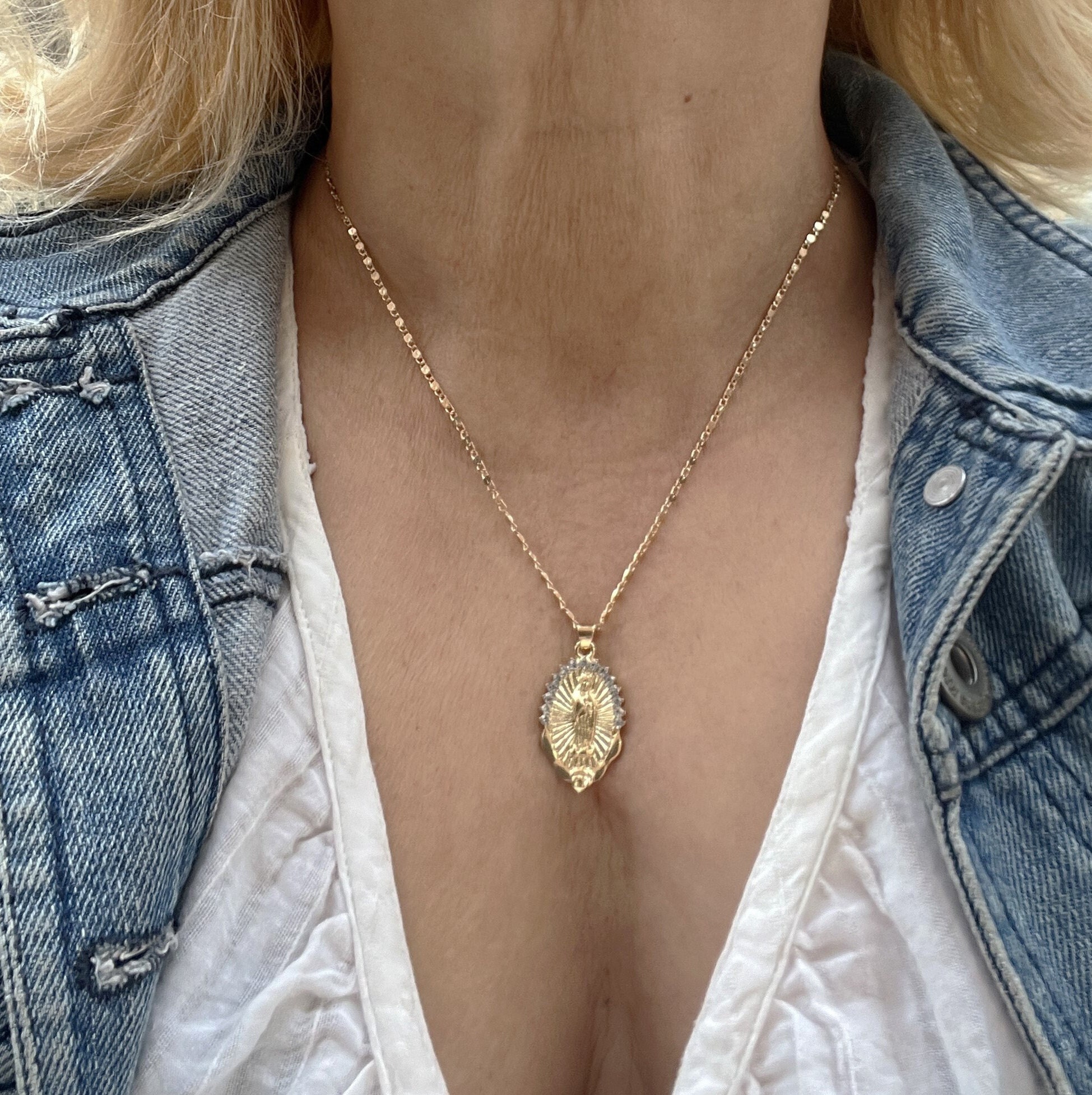 RAIDIN Collana Vergine Maria In Acciaio Inox Placcato Oro 18K – Ciondolo Religioso Regalo Per Donne E Ragazze