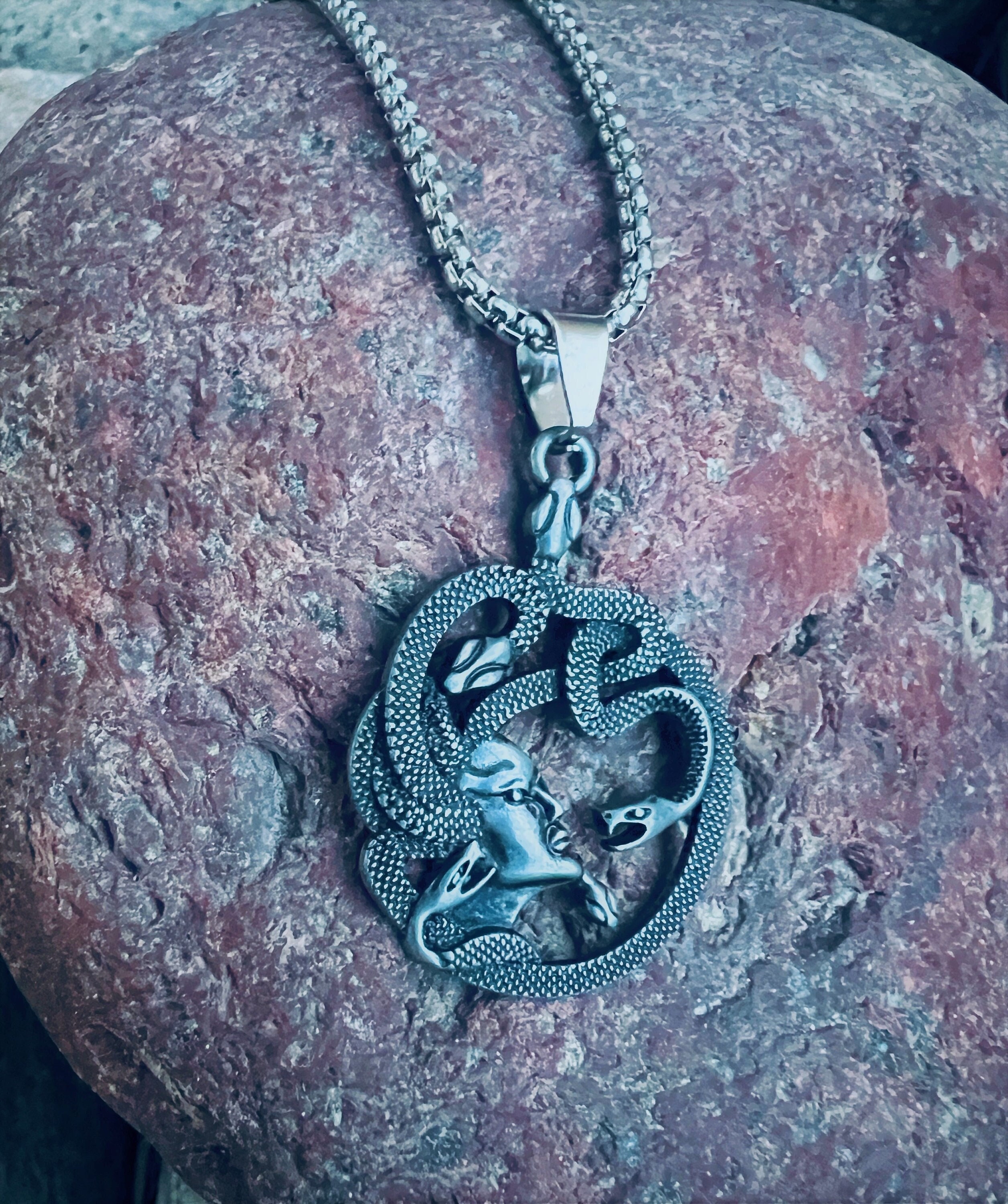 Collier Gothique Ras De Cou Noir Avec Camée Méduse - Création Artisanale Française Carla Création