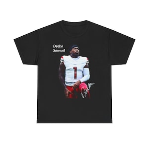 Puede incluir: Camiseta negra con una imagen en color de un jugador de fútbol americano con uniforme blanco y rojo. El jugador lleva una cinta negra en la cabeza y el nombre "Deebo Samuel" está impreso en la camiseta. El número "1" es visible en la camiseta.