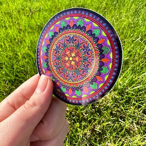 Adesivo in vinile lucido da 3 pollici con mandala colorato unico