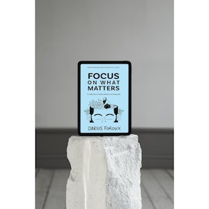 Könnte beinhalten: Ein blaues und weißes Buchcover mit dem Titel "Focus on What Matters" und dem Autorennamen "Darius Foroux". Das Cover zeigt eine Schwarzweißillustration einer Person, die einen Baum in einen Kopf pflanzt.