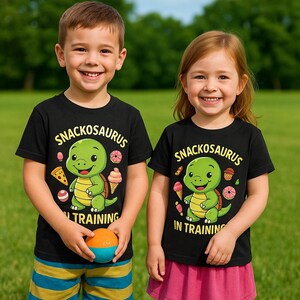 スナックサウルス訓練中幼児用Tシャツ - 面白い恐竜キッズシャツ - 男の子と女の子のためのかわいい食べ物好きTシャツ - 2T 3T 4T 5T