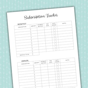 Puede incluir: Una hoja blanca de seguimiento de suscripciones con el título "Subscription Tracker" en escritura elegante. La hoja está dividida en secciones para suscripciones mensuales y anuales, con columnas para detalles de suscripción, importes, métodos de pago, fechas de vencimiento, renovación automática y notas.