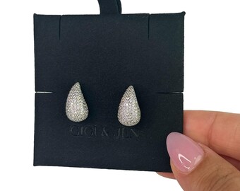 Pendientes pequeños en forma de lágrima con incrustaciones de circonitas cúbicas y plata de ley 925.