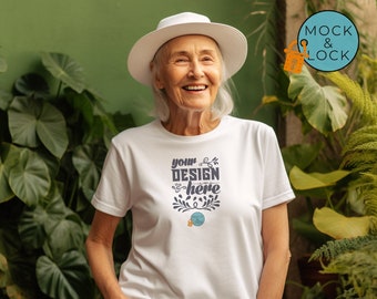 Bella Canvas 3001 Mockup Wit Unisex T-shirt met korte mouwen | Oude vrouw wit T-shirt Mock up | Gebladerte Achtergrond | Oudere vrouw