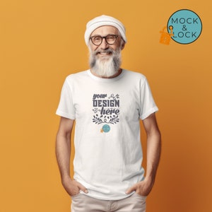 Bella Canvas 3001 Mockup Weißes Unisex Kurzarm T-Shirt | Alter Mann Weißes T-Shirt Mock-up | Orangefarbener Hintergrund | Älterer Mann mit Bart
