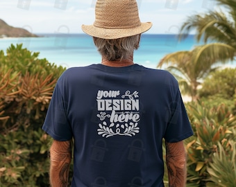 Bella Canvas 3001 Mockup Navy Unisex Jersy T-shirt met korte mouwen | Oude Man achterkant T-shirt Mock up foto | Strandomgeving | Coole oudere man