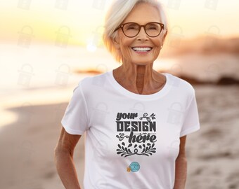 Bella Canvas 3001 Mockup Wit Unisex Jersy T-shirt met korte mouwen | Oude dame T-shirt Mock up | Strandomgeving | Mooie bejaarde vrouw lachen