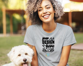 Bella Canvas 6400 Mockup Relaxed Jersy T-shirt met korte mouwen Solid Athletic Grey Lady's T-shirt Mock Up Girl With a Dog | Gratis platte modellen