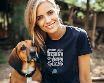 Bella Canvas 6400 Mockup Relaxed Jersey T-shirt met korte mouwen Navy Dames T-shirt Mock Up Girl met Beagle Dog Mock-up | Gratis platte mockups